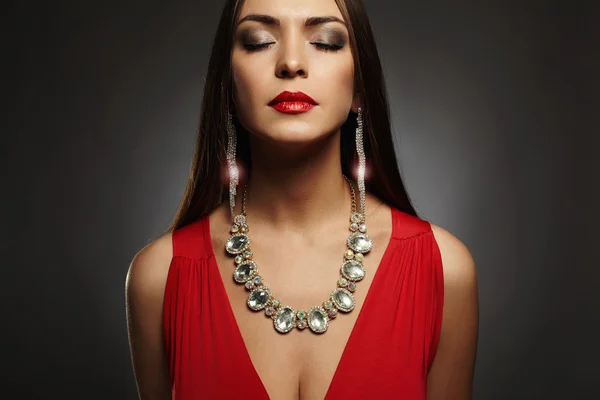 Retrato de moda de la joven hermosa sexy woman.Beauty chica con jewelry.elegant dama en vestido rojo —  Fotos de Stock