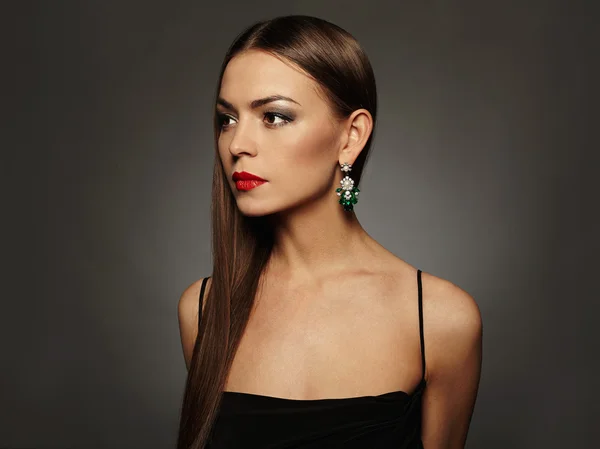 Vacker ung kvinna i en smycken poserar i studio,luxury.beauty brunett tjej med röda läppar — Stockfoto