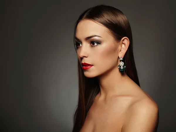 Bela jovem mulher em uma jóia luxury.beauty menina morena com lábios vermelhos — Fotografia de Stock