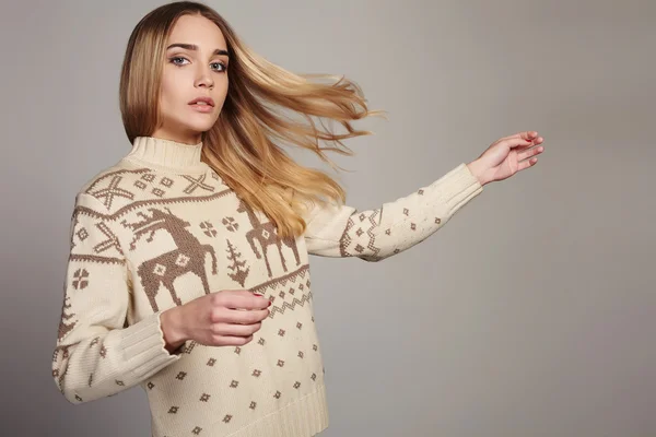 Bella donna con i capelli volanti in pullover invernale. Bellezza ragazza bionda — Foto Stock