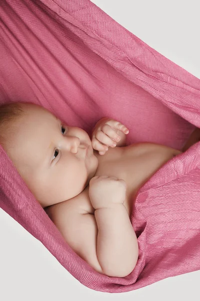 Funny baby avkopplande i hängmatta. nyfött barn — Stockfoto