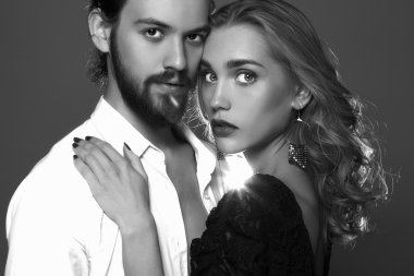 güzel çift tek renkli portresi. Man.beauty Kız ve erkek yakınındaki güzel kadın