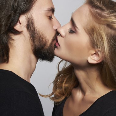 Genç kadın öpüşme çift portrait.beautiful ve yakışıklı man.lovely erkek ve kız