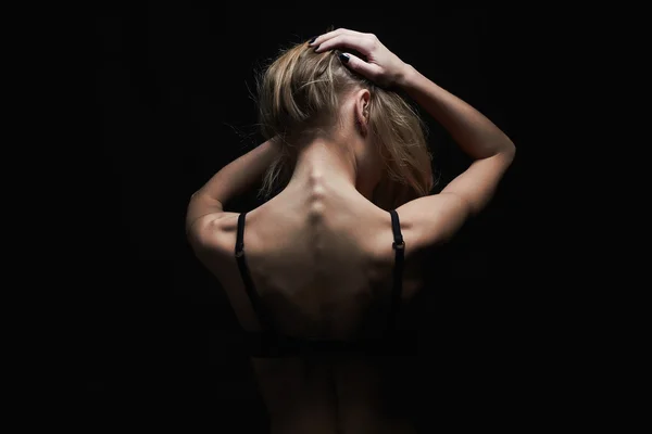 黒 background.sport 体少女の裸の背中を持つ若い女性 — ストック写真