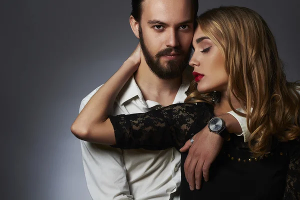 Encantador casal na paixão terna. Mulher bonita e homem. Menina de beleza e menino juntos — Fotografia de Stock