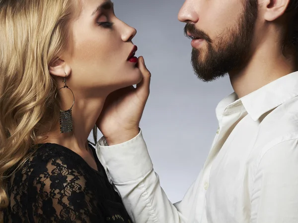 Hermosa pareja en ternura. Hermosa mujer con la chica man.beauty y el niño juntos. aint Día de San Valentín — Foto de Stock