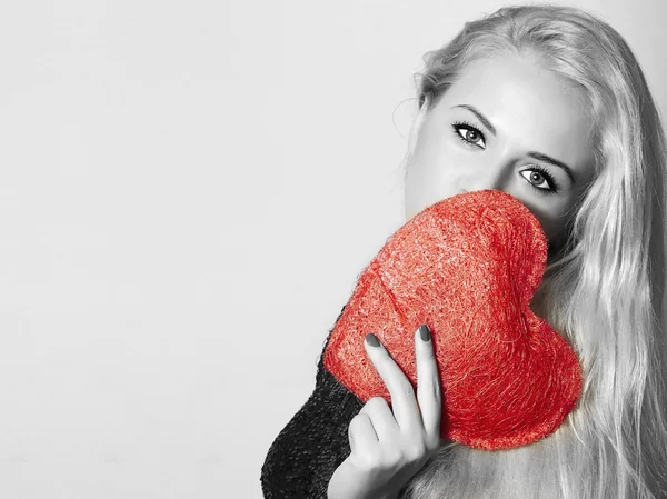 Hermosa mujer rubia con corazón rojo.Beauty Girl Hold Love Symbol. Día de San Valentín — Foto de Stock