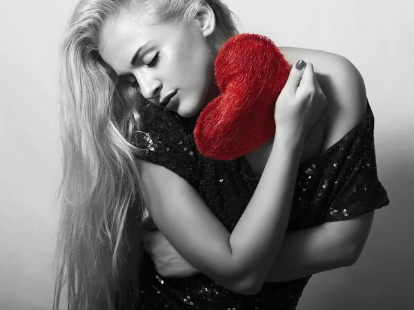 Hermosa mujer rubia con corazón rojo.Beauty Girl Hold Love Symbol. Día de San Valentín — Foto de Stock