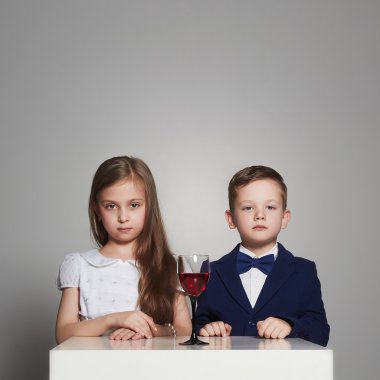 küçük güzel çift. Güzellik kız ve yakışıklı çocuk together.kids aşk