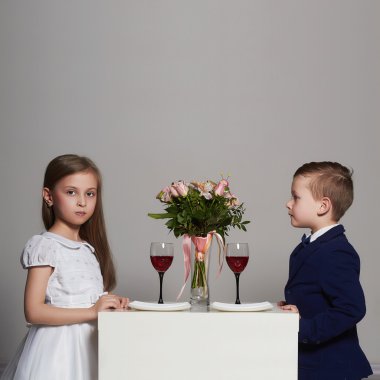 küçük güzel çift bir tarih. Güzellik kız ve erkek together.kids aşk