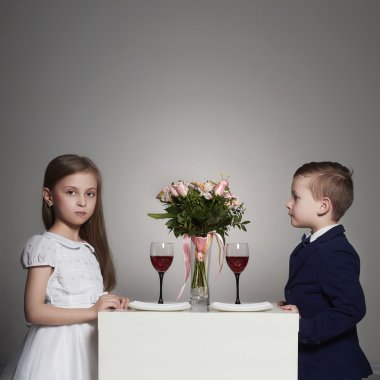 küçük güzel çift bir tarih. Güzellik kız ve erkek birlikte