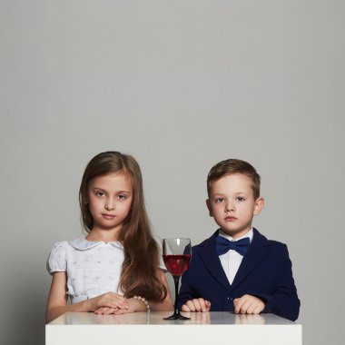 küçük güzel çift. Güzellik kız ve yakışıklı çocuk together.kids aşk