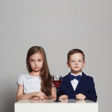 küçük güzel çift. Güzellik kız ve yakışıklı çocuk together.kids sevgi, Sevgiliye