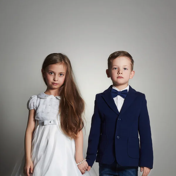 Roliga vackra par. skönhet lilla flicka och pojke tillsammans. bröllop — Stockfoto