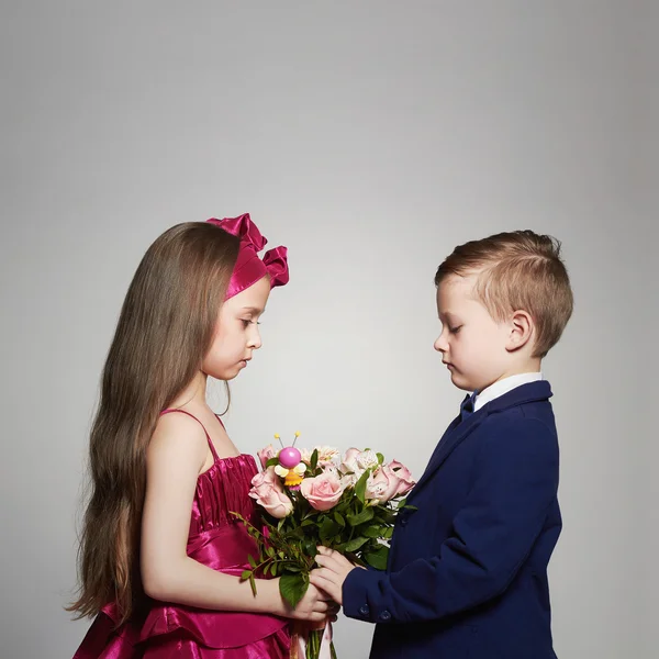 Αγόρι δίνει μια flowers.little κορίτσι όμορφο couple.kids αγάπη, τριαντάφυλλα σε μπουκέτο — Φωτογραφία Αρχείου