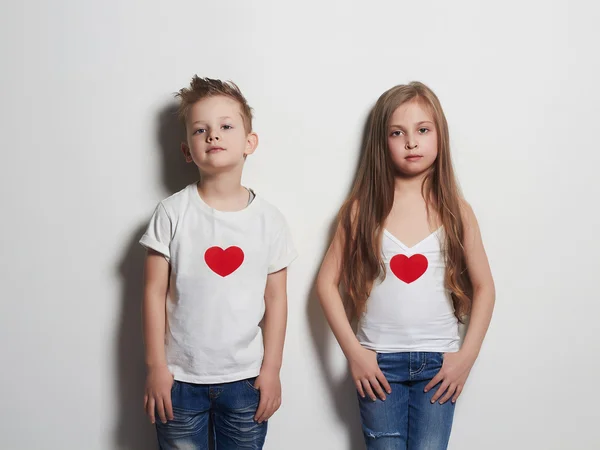 Grappige mooie paar. schoonheid klein meisje en jongen samen — Stockfoto