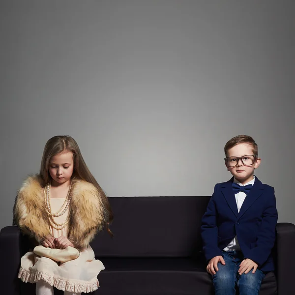 Vackra par på couch.little flicka och boy.funny barnen — Stockfoto