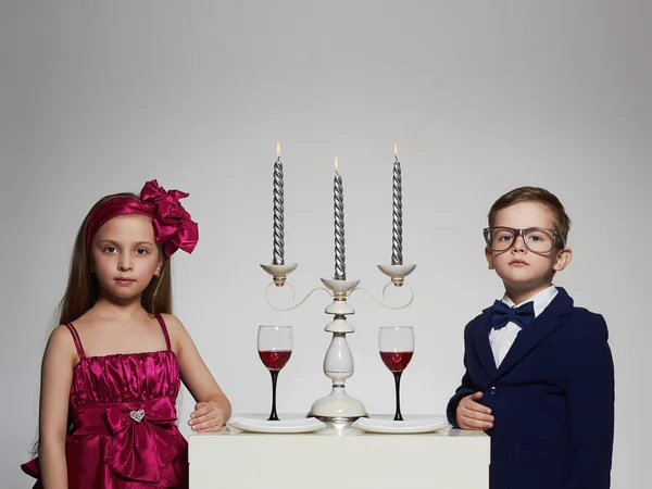 Cena romántica con velas en la hermosa niña couple.beauty en vestido y niño —  Fotos de Stock