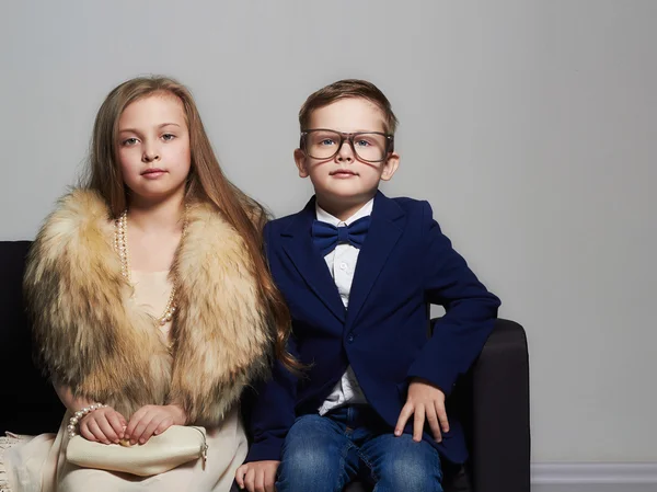 Lindo casal no couch.little menina e menino — Fotografia de Stock