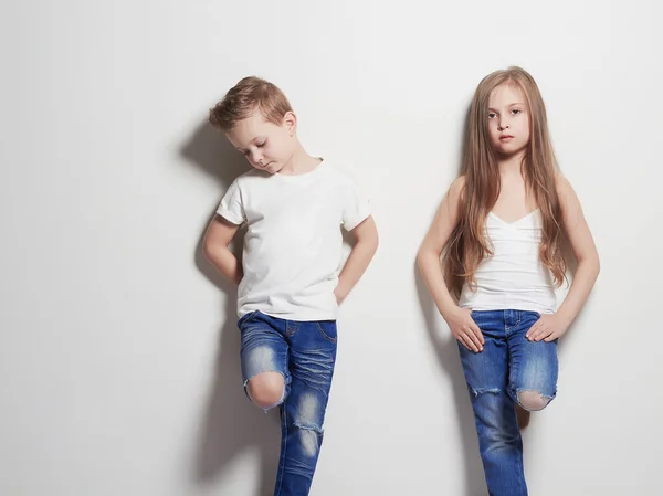 Casal bonito na moda. menina de beleza e menino — Fotografia de Stock