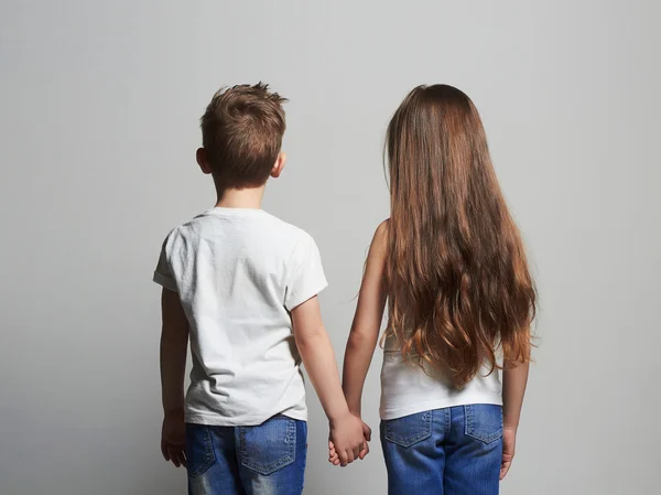 Vackra par. skönhet lilla flicka och en pojke som håller hand — Stockfoto