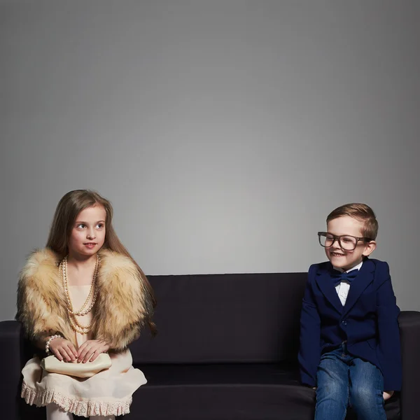 Couch.little 女の子と boy.funny の子供たちに美しいカップル — ストック写真