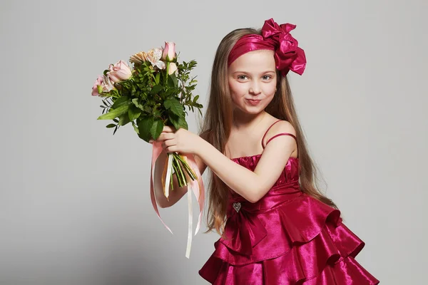 Vacker liten flicka med blommor. rolig lyckligt barn — Stockfoto