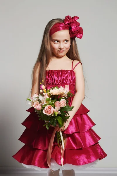 Menina bonita com flores. criança feliz engraçado — Fotografia de Stock