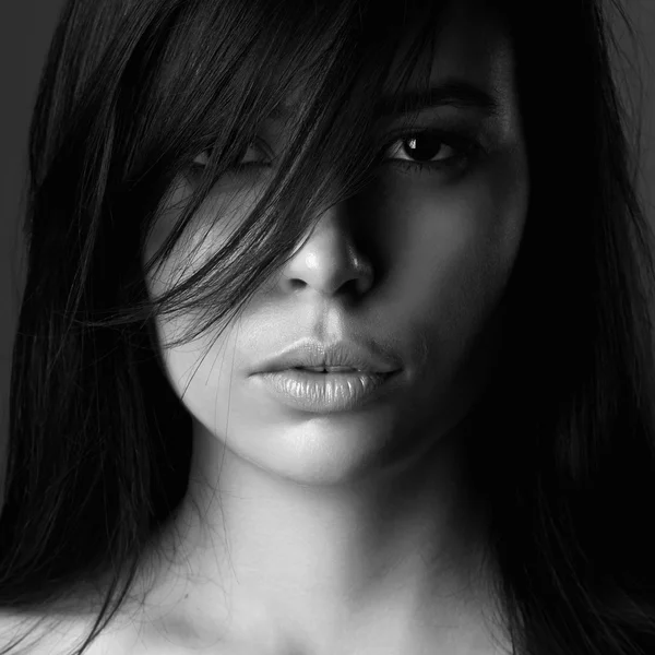 Vackra ansikte ung kvinna. eleganta svartvita porträtt av brunett tjej — Stockfoto