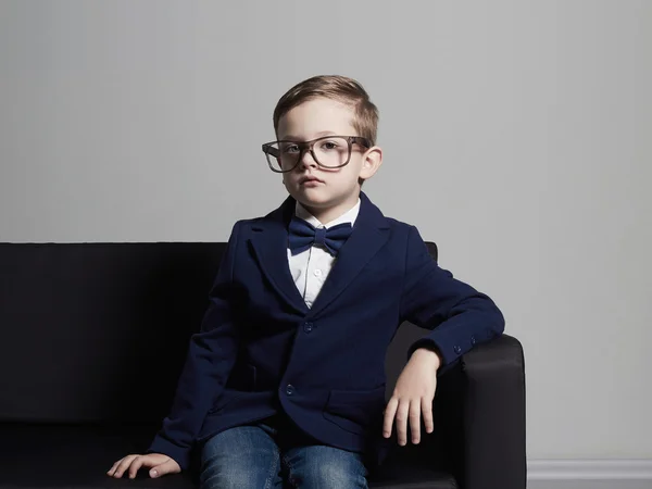 Menino na moda em terno e glasses.stylish criança — Fotografia de Stock