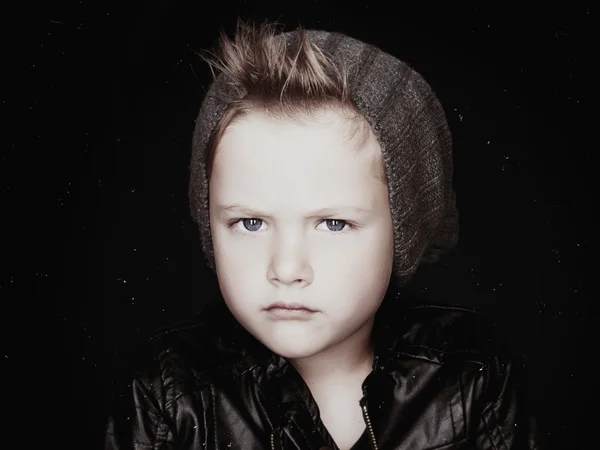 Niño de moda en cuero coat.stylish pequeño niño —  Fotos de Stock