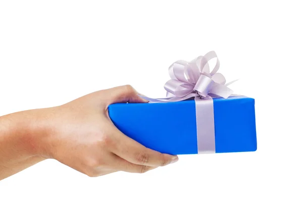 실버 리본 및 활 파란색 상자에 포장 하는 선물을 주는 손. — 스톡 사진