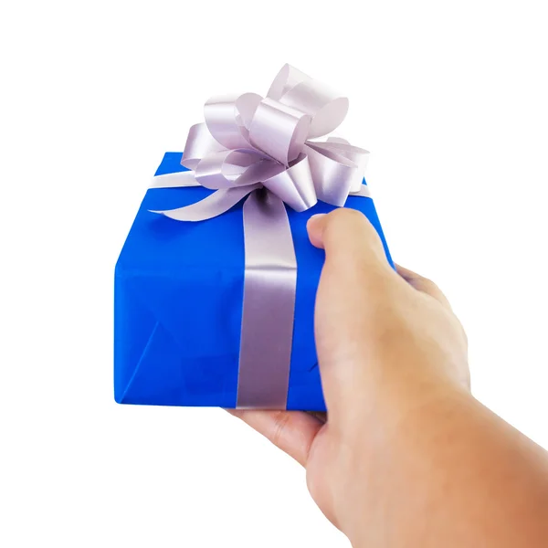 Gesto della mano dando un regalo avvolto in scatola blu con nastro argentato e fiocco — Foto Stock