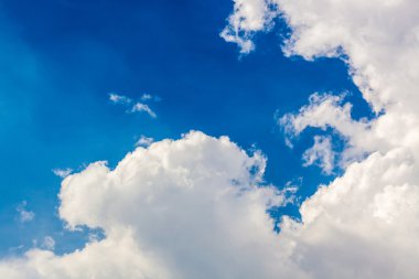 derin mavi gökyüzü bulutlar