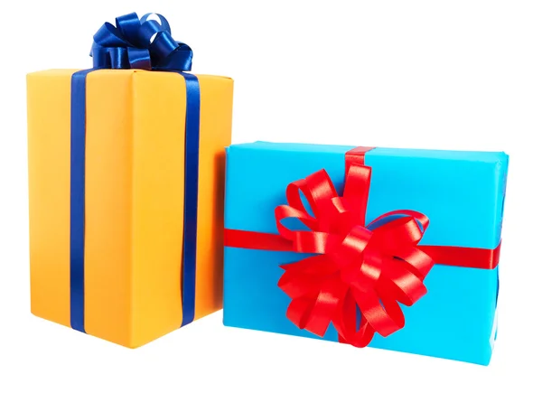 Due scatole regalo avvolte in carta colorata, nastro, fiocco — Foto Stock