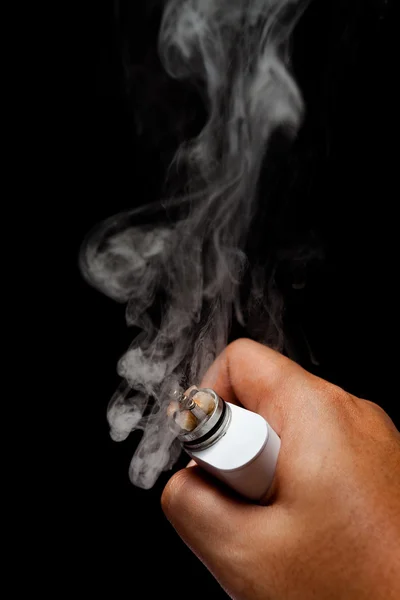 タバコ セエグ アークを使用しての手 濃い色の背景の上 Rebuildable 点滴アトマイザー Rda から煙を解放 クローズ アップ — ストック写真