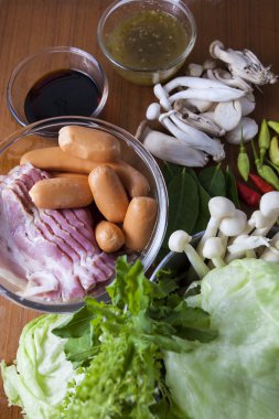 üstten görünüm malzemeler food yemek. biber, mantar, Kıllı fesleğen, limon yaprak, lahana, ahşap arka plan üzerinde sosis sosu