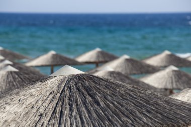 Birkaç plaj şemsiyeleri sahilde