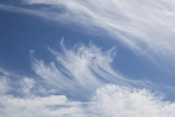 青い空に巻雲の雲 — ストック写真