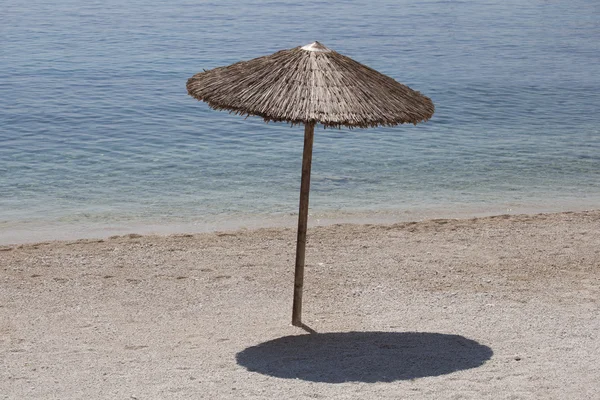 Plażowy parasol nad morzem — Zdjęcie stockowe
