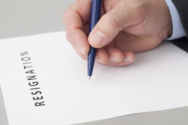 Hombre escribiendo una carta de renuncia — Foto de Stock