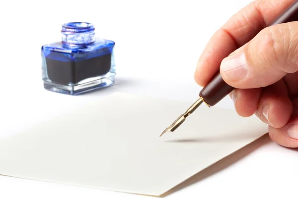 Mano Con Una Vieja Pluma Tinta Estilográfica Caligrafía Sobre Sobre — Foto de Stock