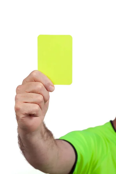 サッカー審判の手に黄色のカード白の背景に隔離された 画像にクリッピングパスが含まれています — ストック写真
