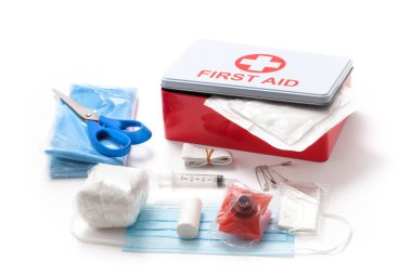 İlk yardım çantası beyaz arkaplanda izole edildi
