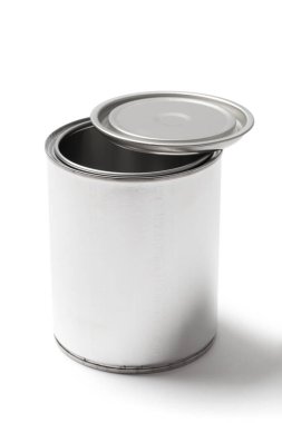 Beyaz arka planda izole edilmiş ve kırpma yolu olan boş metalik boya kutusu..