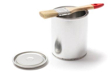 Açık kapaklı metal kutu ve beyaz arka planda izole edilmiş boya fırçası..