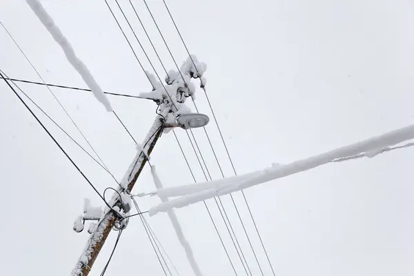 Eingefrorener Strommast — Stockfoto