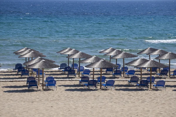 Plage avec parasols et parasols — Photo