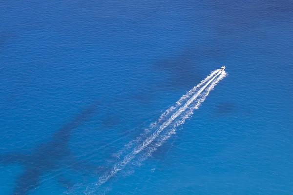 海でのモーター ボートの山車 — ストック写真