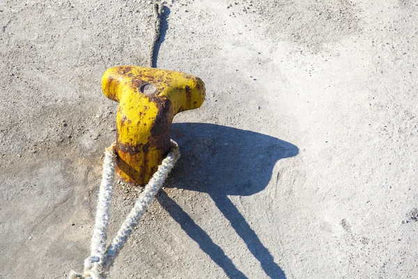 Mooring Bollard with a Rope on a Pier — Stock Photo, Image